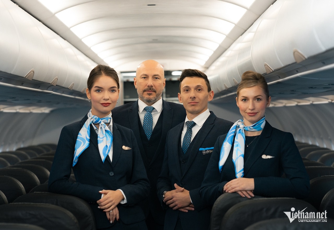 W-Ảnh 3 Trên chuyến bay, hành khách được phục vụ bởi đội ngũ tiếp viên của Vietnam Airlines và tiếp viên quốc tế, với các tiêu chuẩn dịch vụ chuyên nghiệp của hãng.jpg