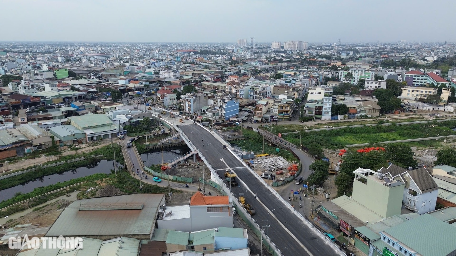 Vài ngày nữa, cầu cũ bị sập trên tuyến đường nối vào sân bay Tân Sơn Nhất hoàn toàn được thay thế- Ảnh 2.