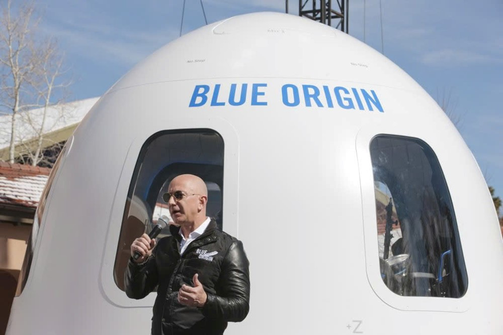 Jeff Bezos: Ngành không gian đủ lớn cho cả Blue Origin và SpaceX - ảnh 1