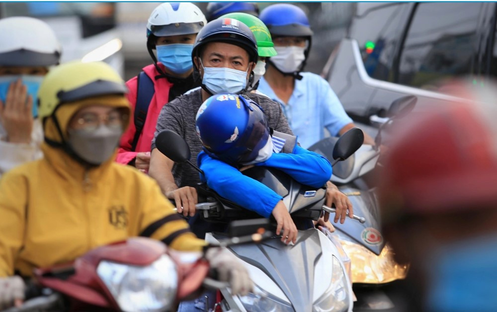 Cha mẹ lưu ý: Trẻ em trên 6 tuổi ngồi trước khi đi xe máy có thể bị phạt đến 10 triệu đồng, tước quyền sử dụng GPLX tới 12 tháng - ảnh 1