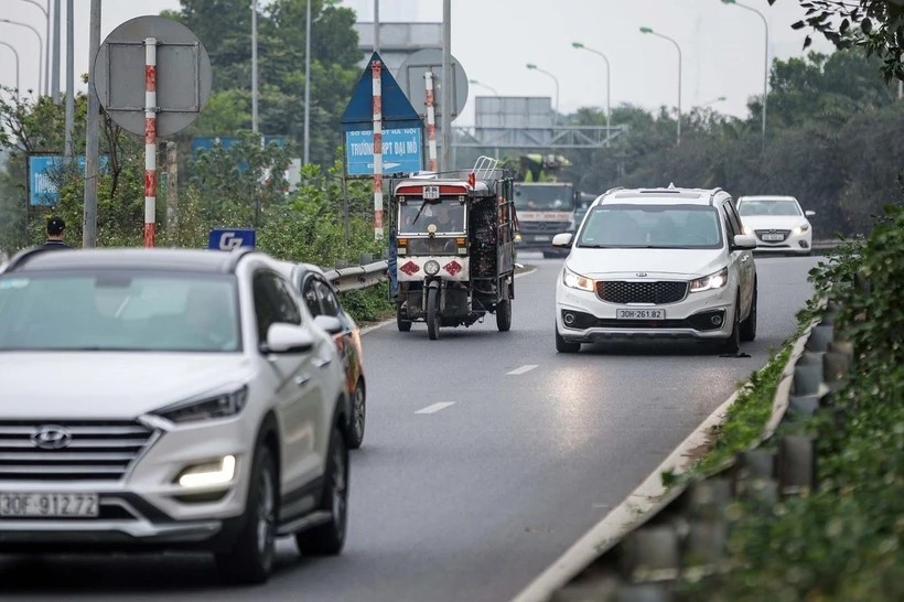 Từ ngày mai, các phương tiện chỉ được lưu thông 1 chiều trên đường gom đại lộ dài và rộng nhất Việt Nam - ảnh 1