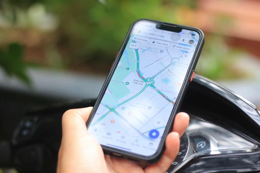 Từ bây giờ, người gắn điện thoại xem Google Maps khi lái xe sẽ bị xử phạt? - ảnh 1