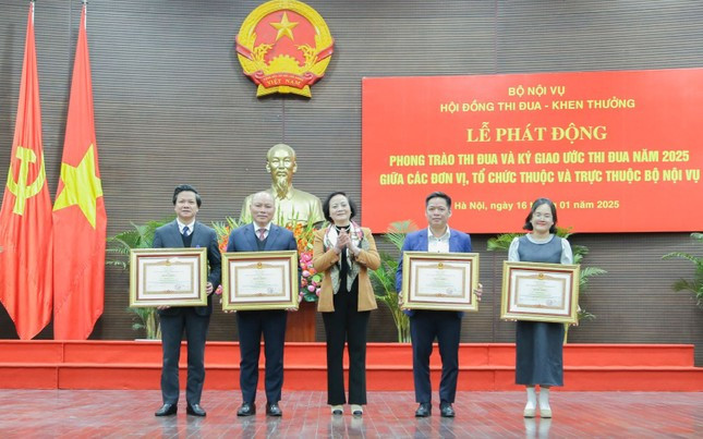 Bộ trưởng Nội vụ chia sẻ về 'những ngày làm việc không kể ngày đêm' ảnh 2