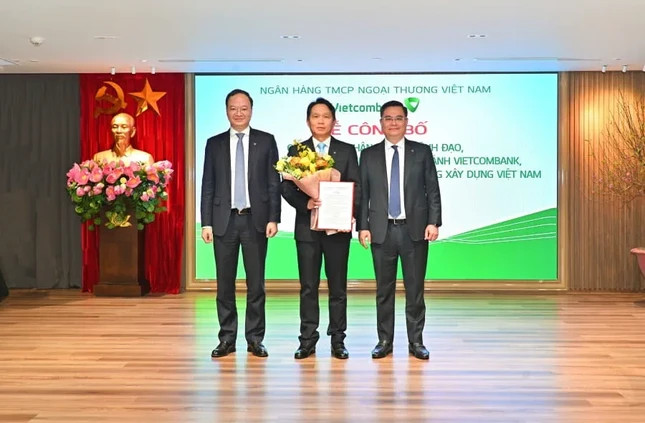 12 lãnh đạo chi nhánh Vietcombank sang Ngân hàng Xây dựng ảnh 1