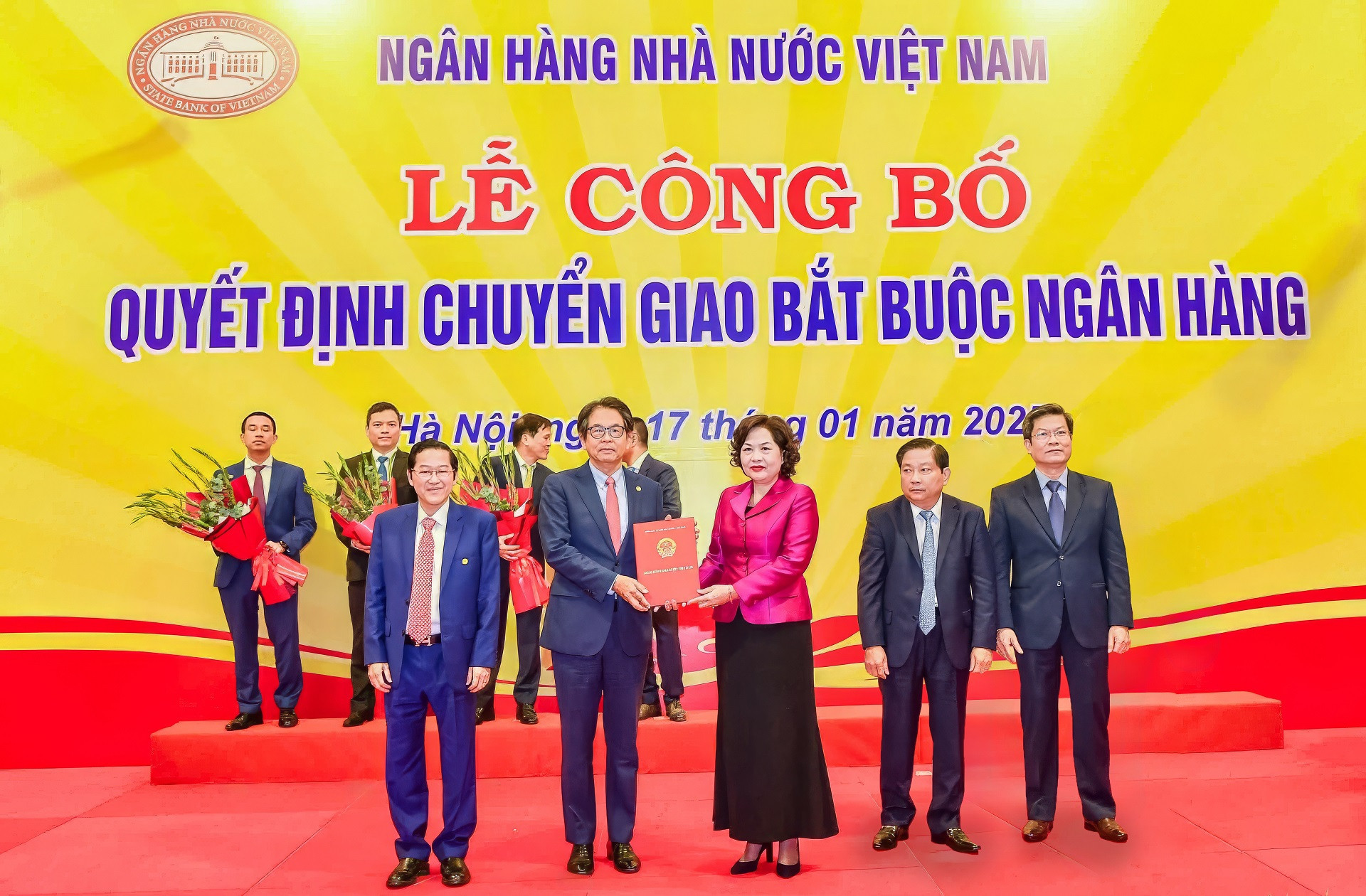 Thống đốc Ngân hàng Nhà nước Nguyễn Thị Hồng trao Quyết định chuyển giao bắt buộc DongA Bank cho ông Kim Byoungho Chủ tịch HĐQT HDBank..jpg