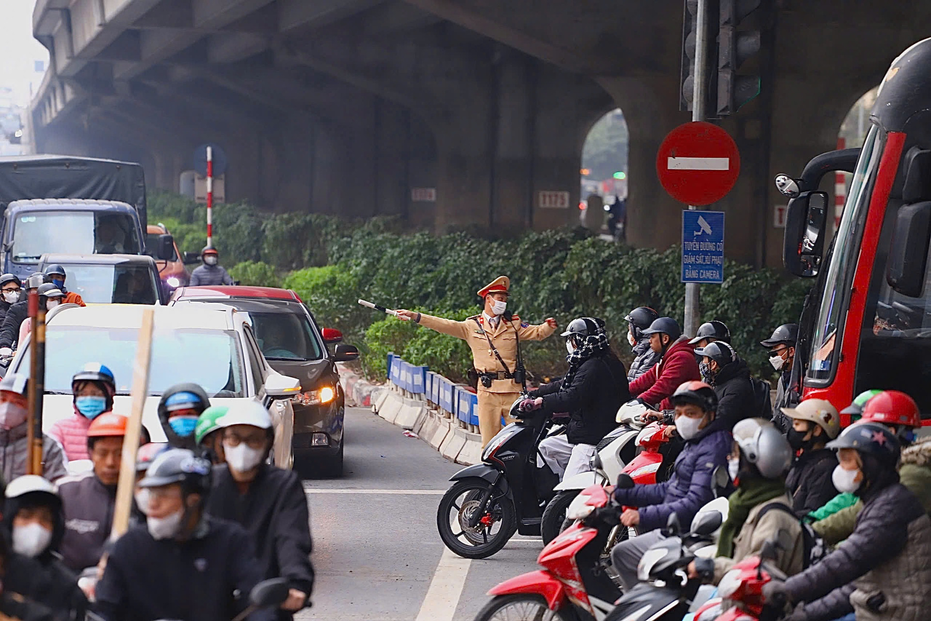 Tình trạng ngày đầu phân luồng tại 'điểm đen' ùn tắc - nút giao 4 tầng đầu tiên của Việt Nam- Ảnh 5.