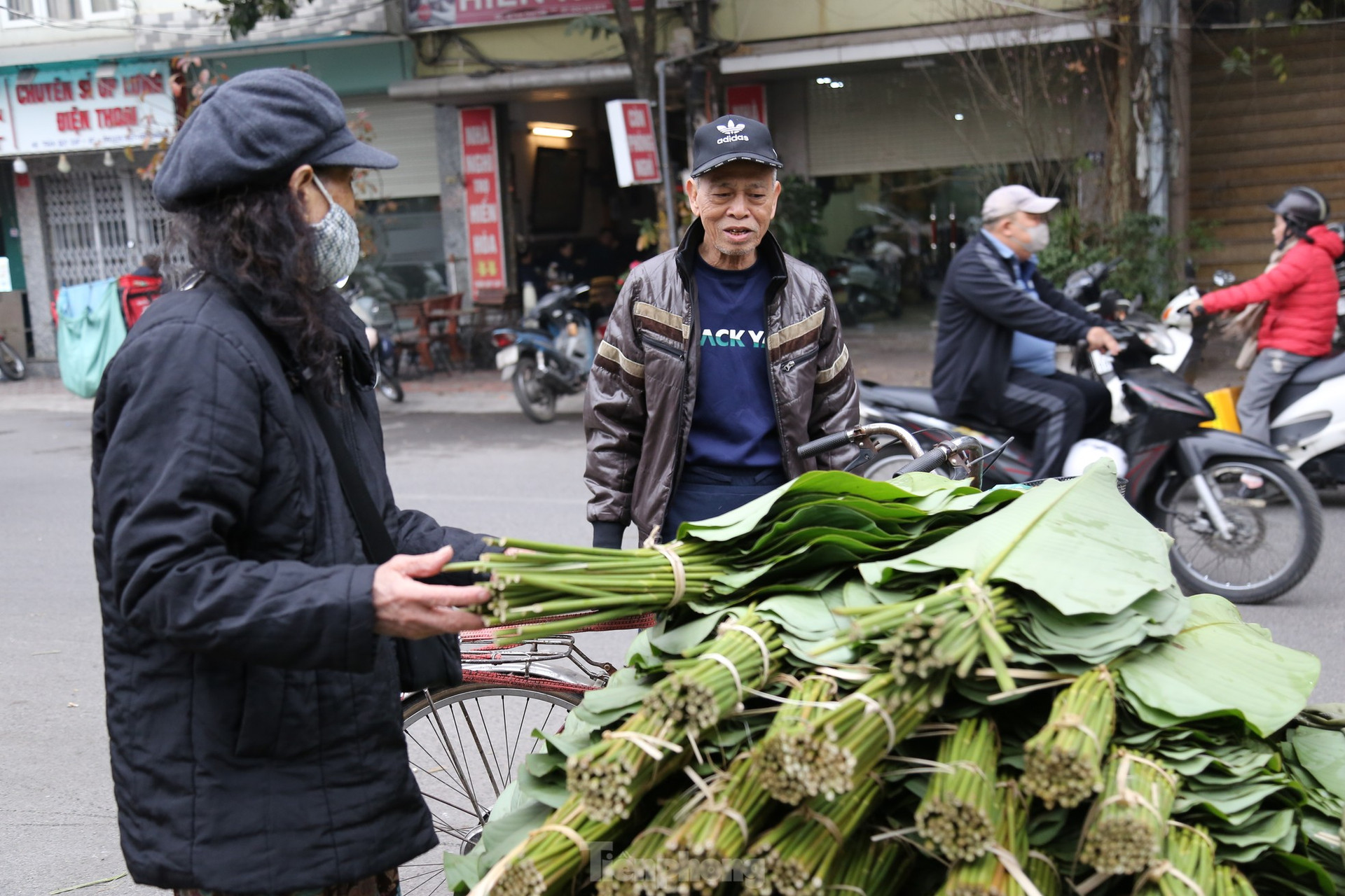 Chợ lá dong lâu đời nhất Hà Nội tấp nập từ sáng đến tối ảnh 1