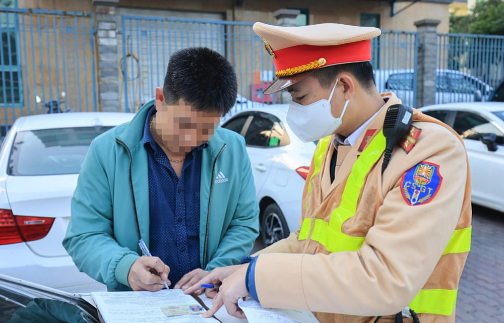 Mức phạt cao ngất ngưởng dành cho tài xế sử dụng giấy phép lái xe đã bị trừ hết điểm, tài xế nắm rõ - ảnh 1