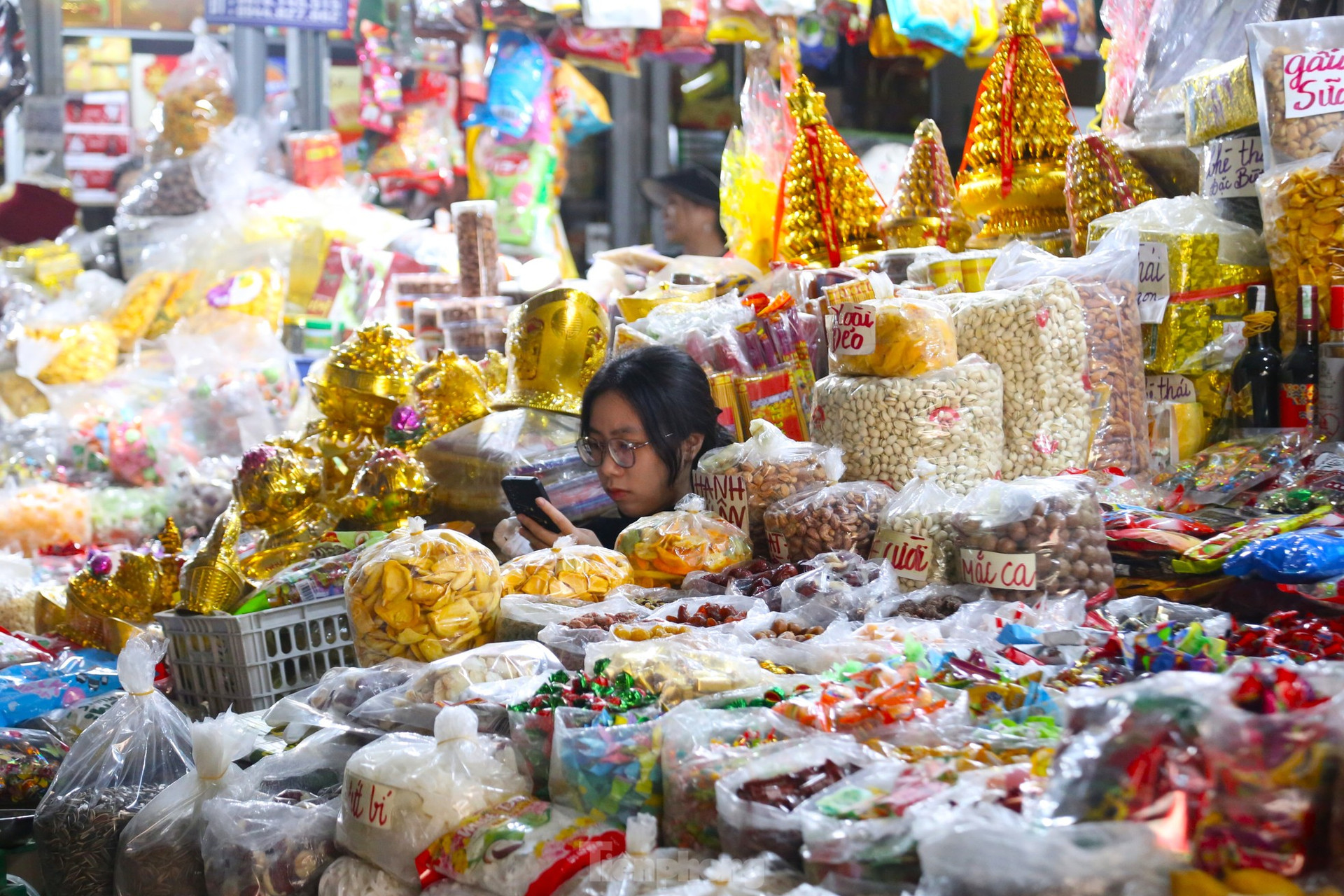 Đi sắm Tết: Siêu thị đông nghịt, chợ truyền thống vắng hoe ảnh 16