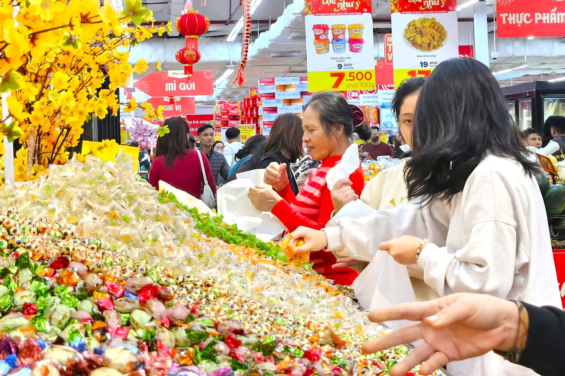 Đi sắm Tết: Siêu thị đông nghịt, chợ truyền thống vắng hoe ảnh 3