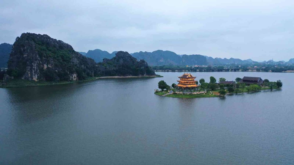 Chiêm ngưỡng ngôi chùa dát vàng có nguồn gốc hàng nghìn năm, nằm giữa lòng hồ ở thành phố di sản - ảnh 3