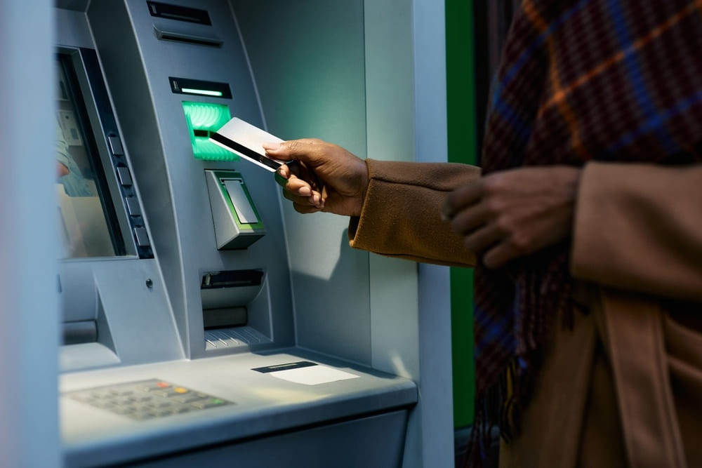 Chỉ còn 2 ngày trước nghỉ Tết: Lưu ý điều này khi rút tiền tại máy ATM để không bị mất tiền hay lộ thông tin cá nhân