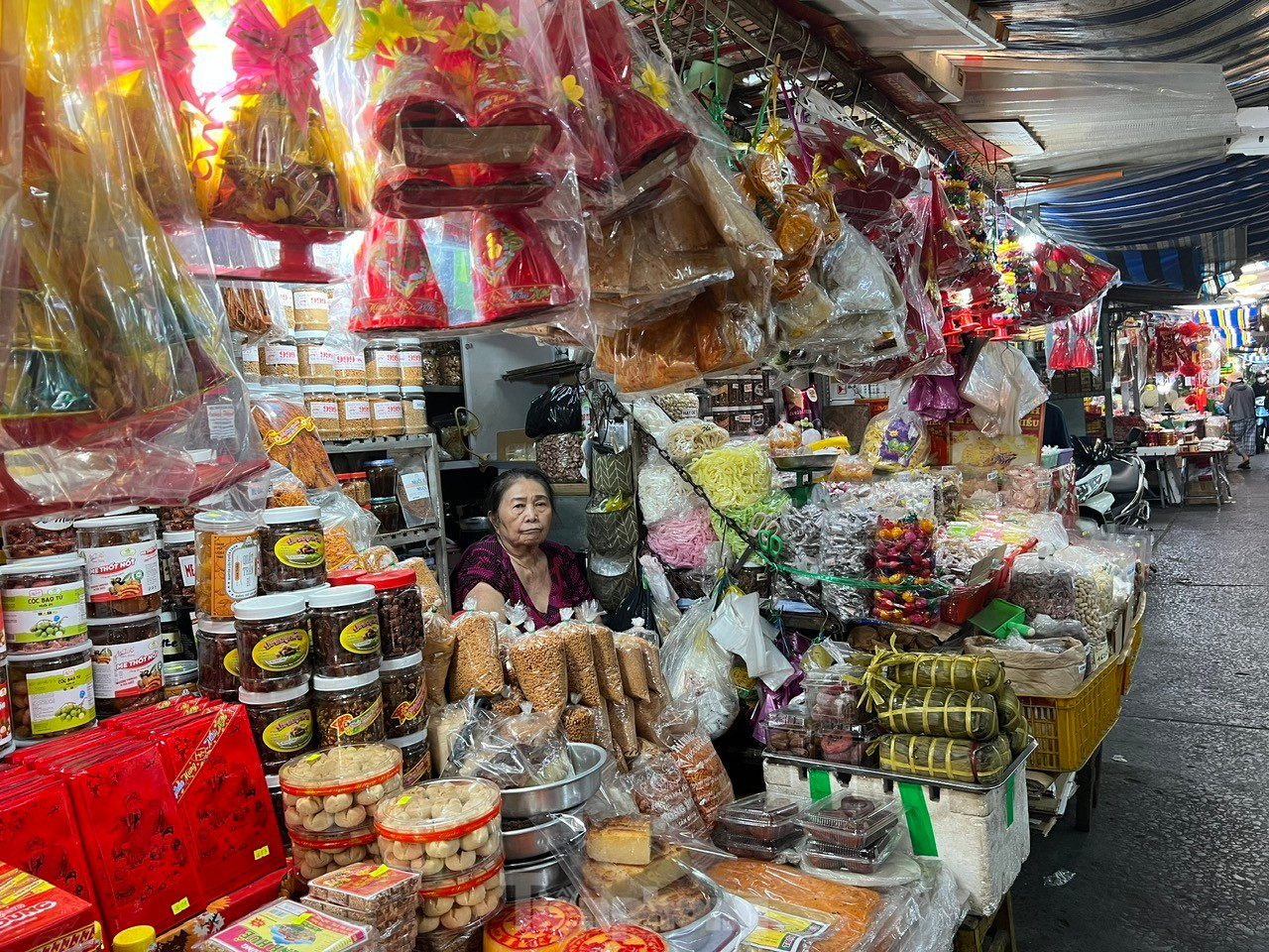 Tiểu thương rớm nước mắt 'chưa năm nào Tết lại ế ẩm thế này' ảnh 2