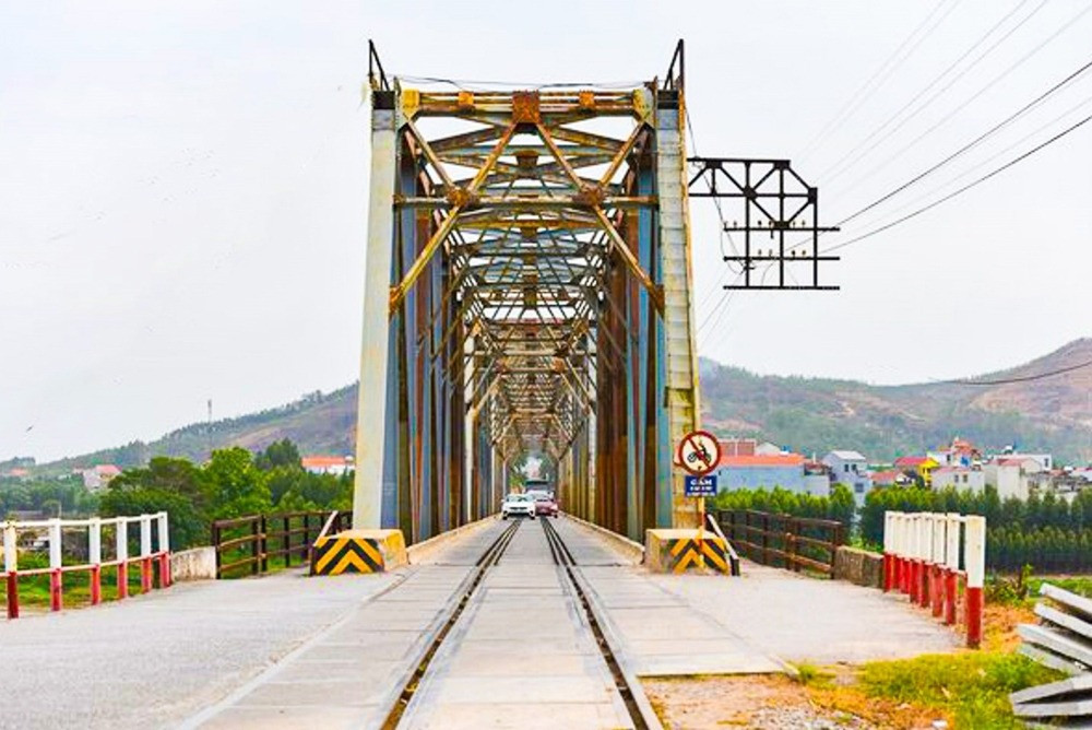 Chỉ 3 tháng nữa, cây cầu duy nhất ở Việt Nam có đường sắt chung đường bộ sẽ được ‘lên đời’ sau hơn 40 năm hoạt động- Ảnh 1.