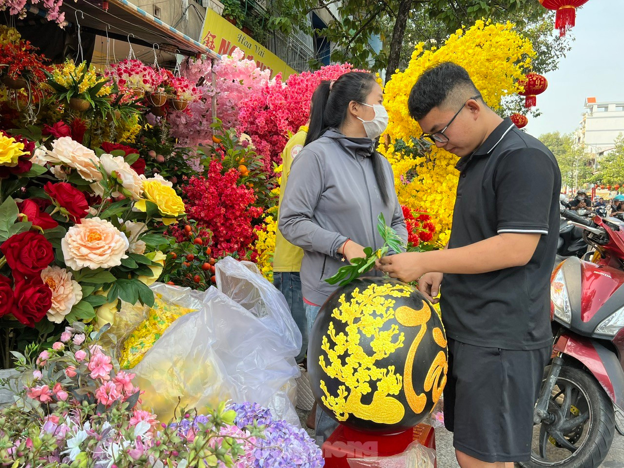 Hoa trái 'bất tử' đắt hàng ngày Tết ảnh 6