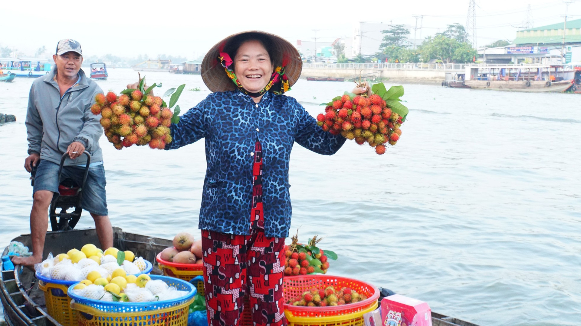 Chợ nổi có tiếng nhất Việt Nam bán gì ngày Tết? ảnh 2