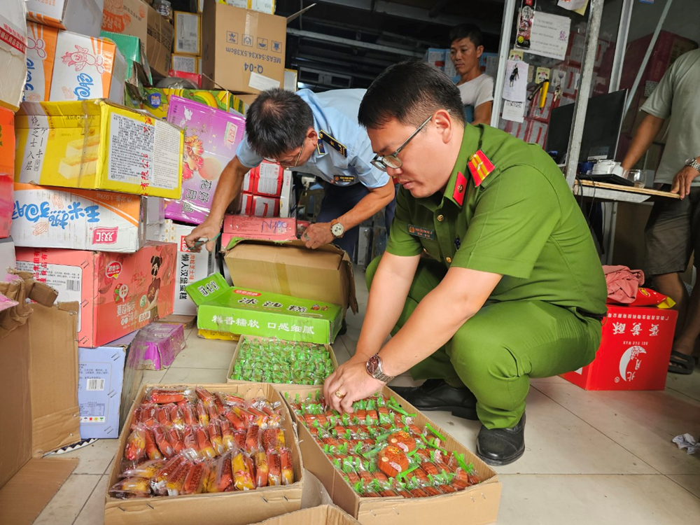 Bán bánh kẹo, thực phẩm giả dịp Tết có thể đối mặt với án tù tới 20 năm - ảnh 1