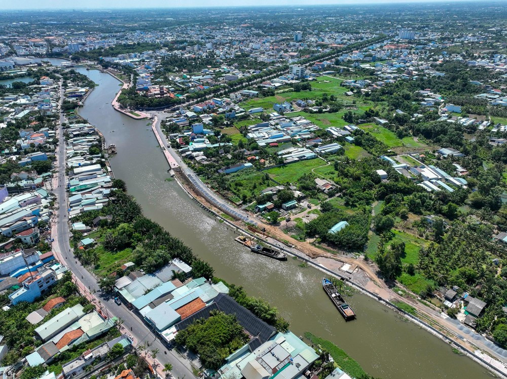 Được đầu tư hơn nửa tỷ đồng mỗi mét làm bờ kè, kênh đào đầu tiên ở miền Tây 'lột xác' ngoạn mục - ảnh 1