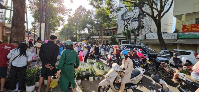 Đón giao thừa Ất Tỵ: Hà Nội chiều cuối năm, đường phố vắng vẻ, phố cổ tấp nập ảnh 2