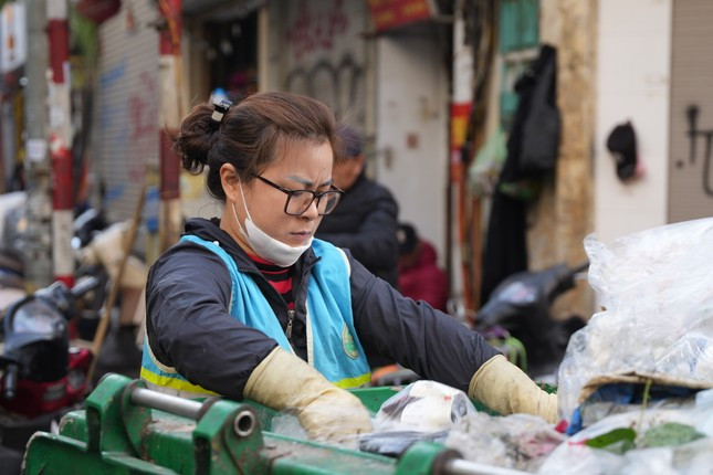 Đón giao thừa Ất Tỵ: Hà Nội chiều cuối năm, đường phố vắng vẻ, phố cổ tấp nập ảnh 20