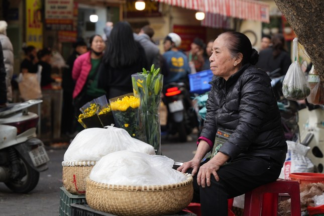 Đón giao thừa Ất Tỵ: Hà Nội chiều cuối năm, đường phố vắng vẻ, phố cổ tấp nập ảnh 18