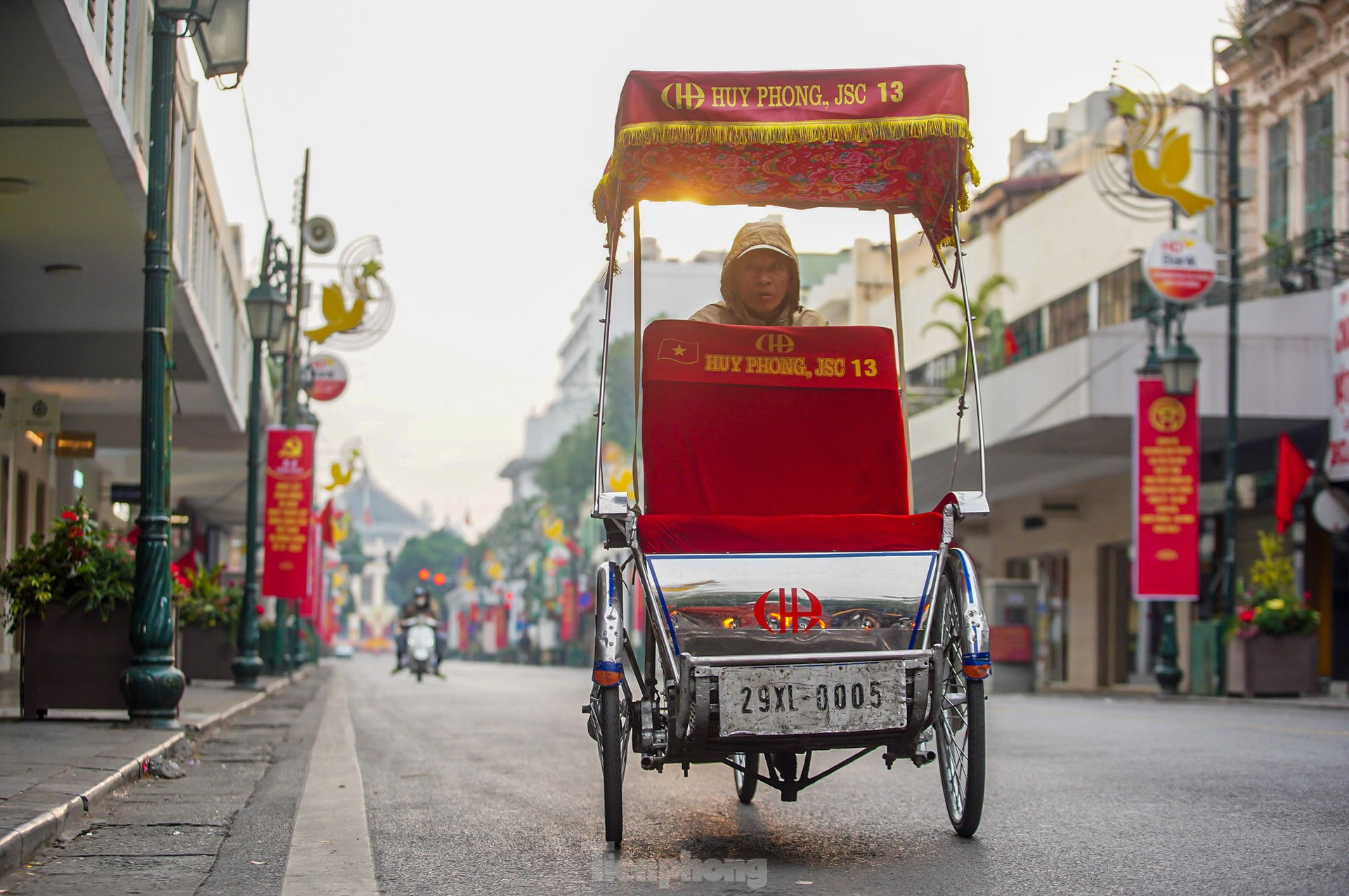 Phố phường Hà Nội bình yên sáng mùng 1 Tết ảnh 14