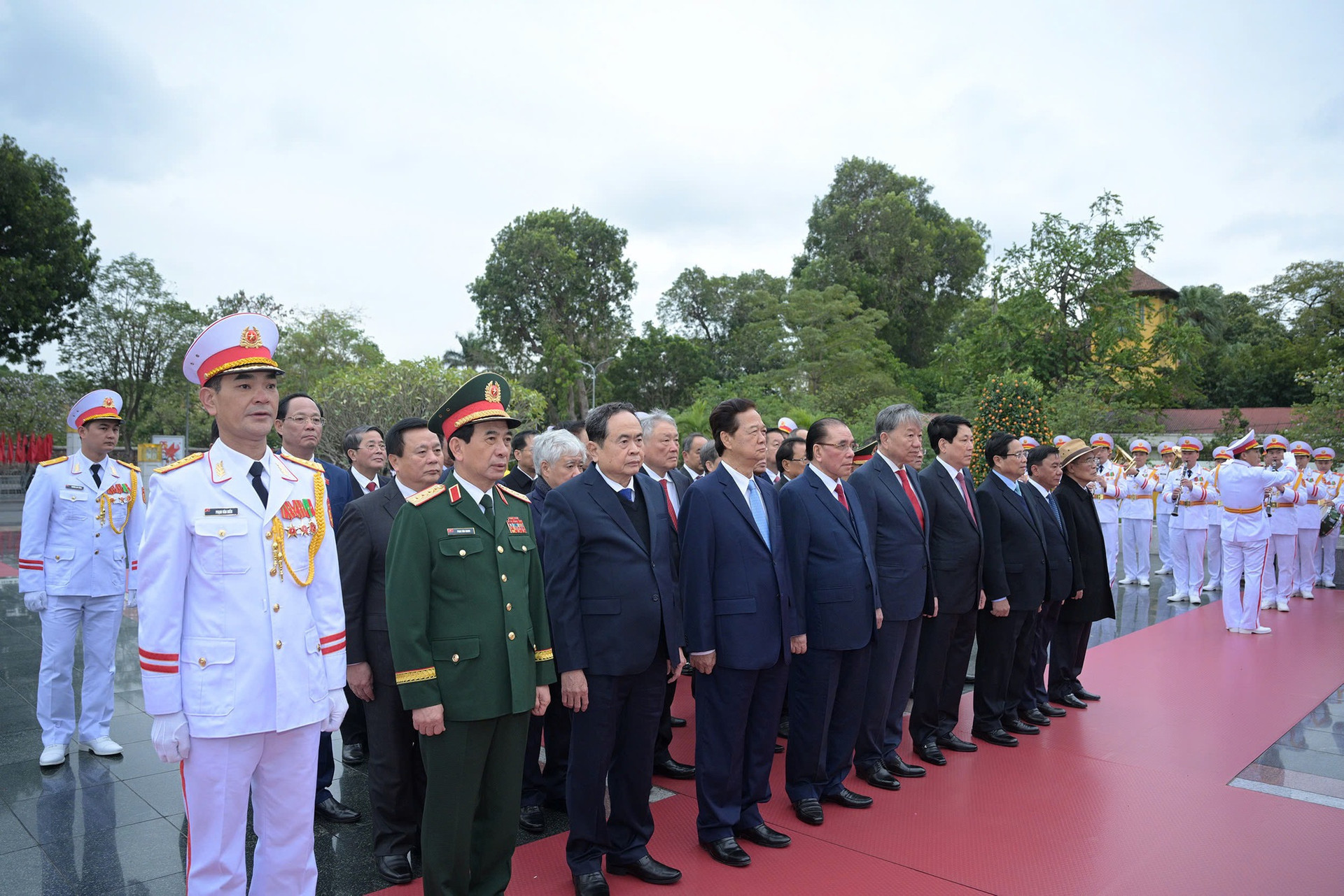 Lãnh đạo Đảng, Nhà nước vào Lăng viếng Chủ tịch Hồ Chí Minh nhân kỷ niệm 95 năm Ngày thành lập Đảng- Ảnh 5.