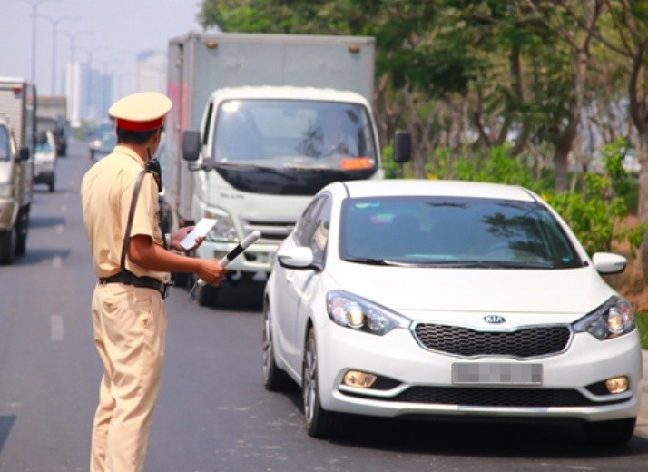 Hàng nghìn ô tô, xe buýt, taxi nguy cơ dừng chạy vì biển vàng nhưng đăng ký vẫn ghi biển trắng