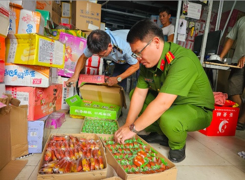 Truy tìm người đổ thải hàng chục tấn bánh kẹo bị vứt bỏ ở La Phù