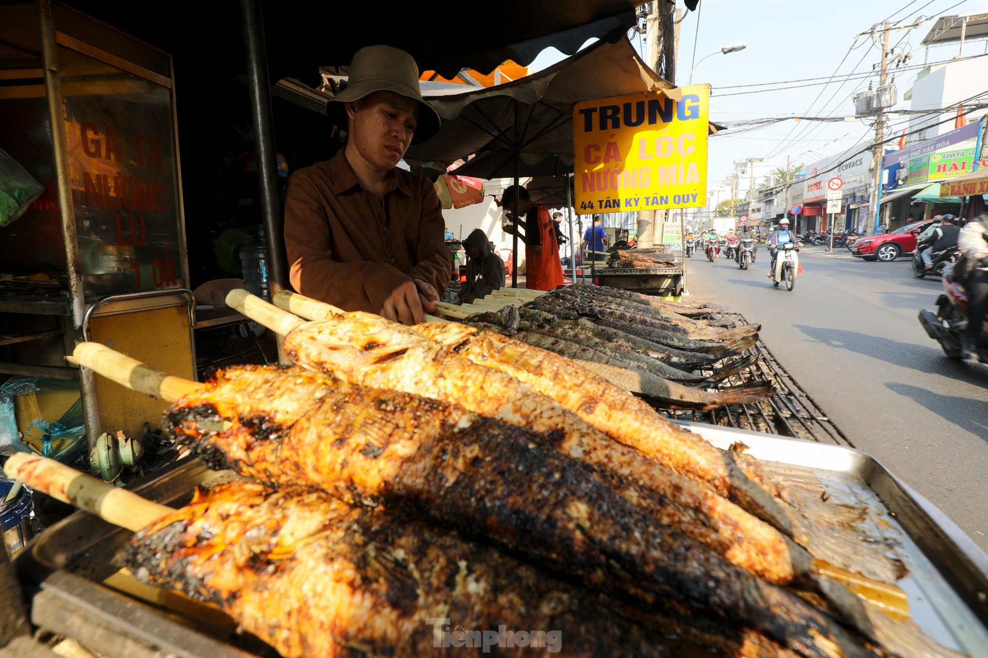 Phố cá lóc nướng tất bật trước ngày vía Thần Tài ảnh 7