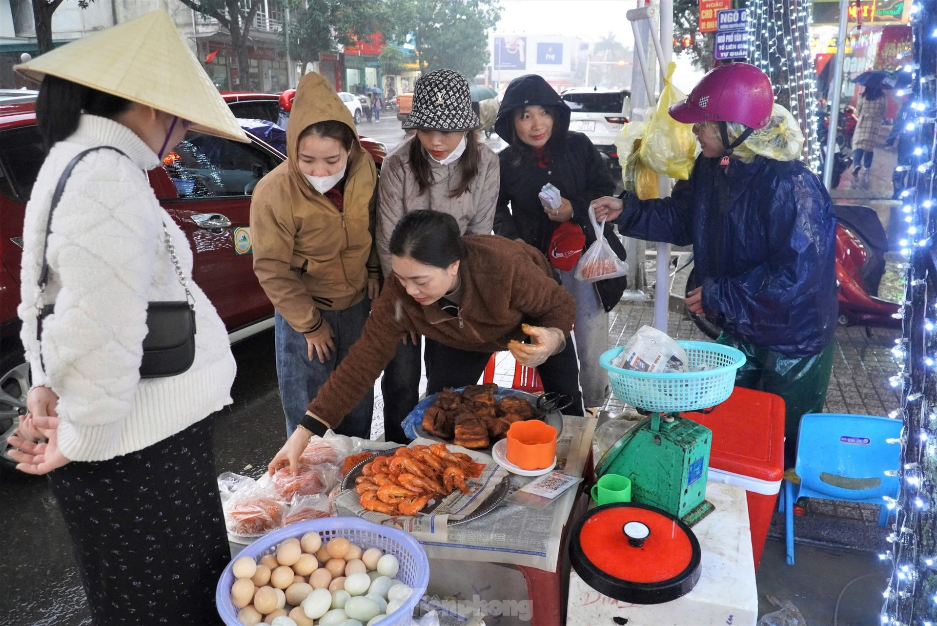 Không phải cá lóc, lợn quay, nhiều người cúng Thần tài mâm cỗ có tên khá lạ ảnh 7