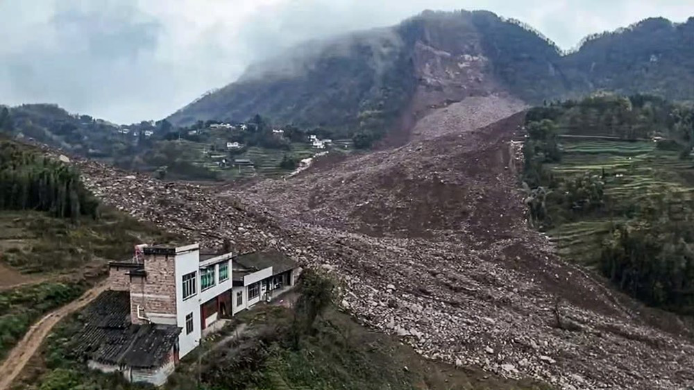 Lở đất kinh hoàng tách đôi cả ngôi làng chỉ trong 58 giây: 100.000m3 đất đá từ trên cao ập xuống, hàng chục người mất tích - ảnh 1