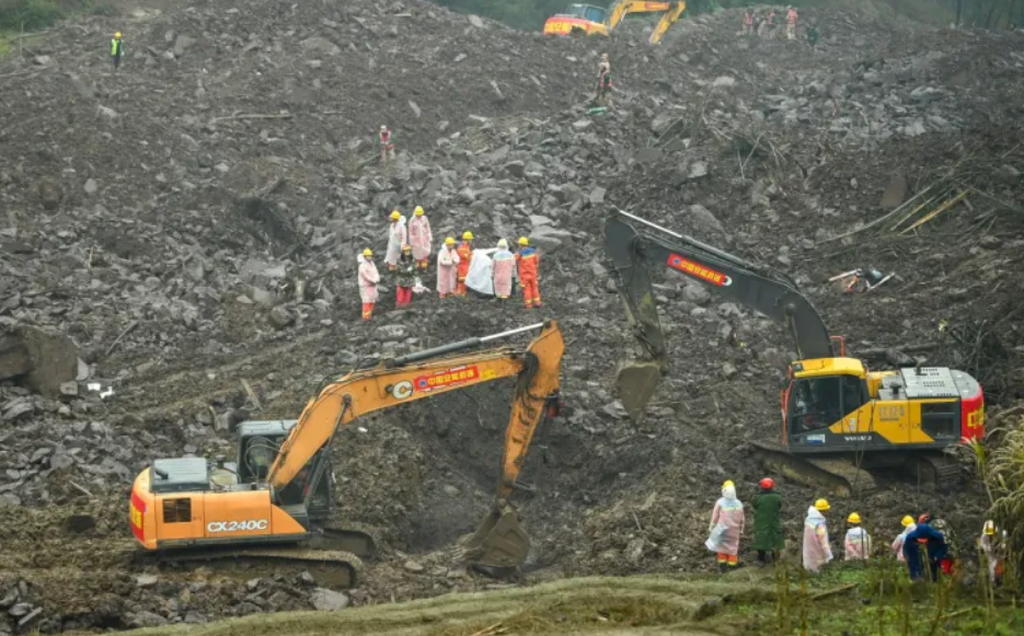 100.000m3 đất đá dội thẳng khiến 10 ngôi nhà bị chôn vùi, hàng chục người mất tích: Người dân dùng tay không tìm người sống sót, điều động khẩn cấp 1.000 cảnh sát, cứu hỏa, nhân viên y tế - ảnh 2