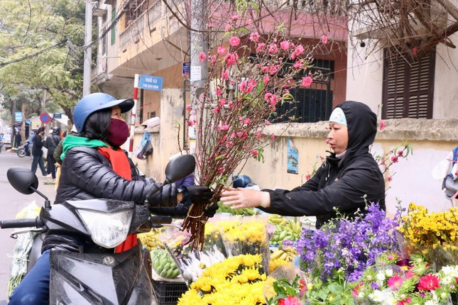 Hà Nội: Hoa tươi, đồ cúng rằm tháng Giêng 'giá mềm' ảnh 1