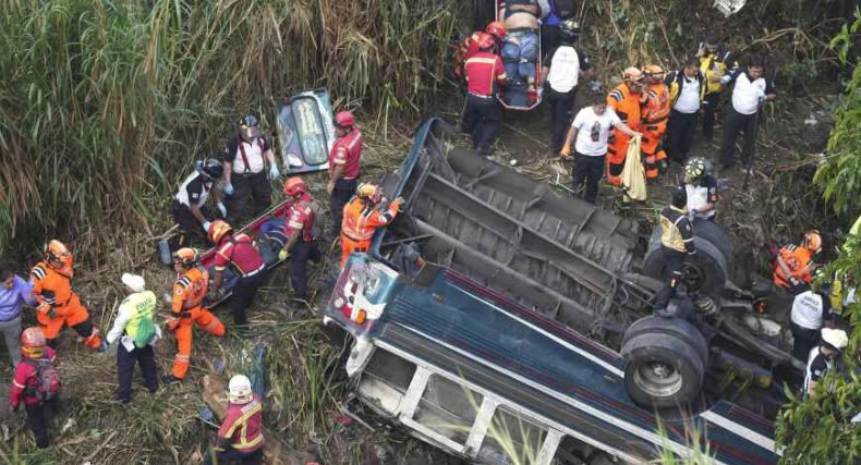 Xe buýt đâm liên hoàn rồi lao xuống vực sâu hơn 20m khiến ít nhất 55 người chết thảm, nhiều người sống sót mắc kẹt trong đống đổ nát - ảnh 2