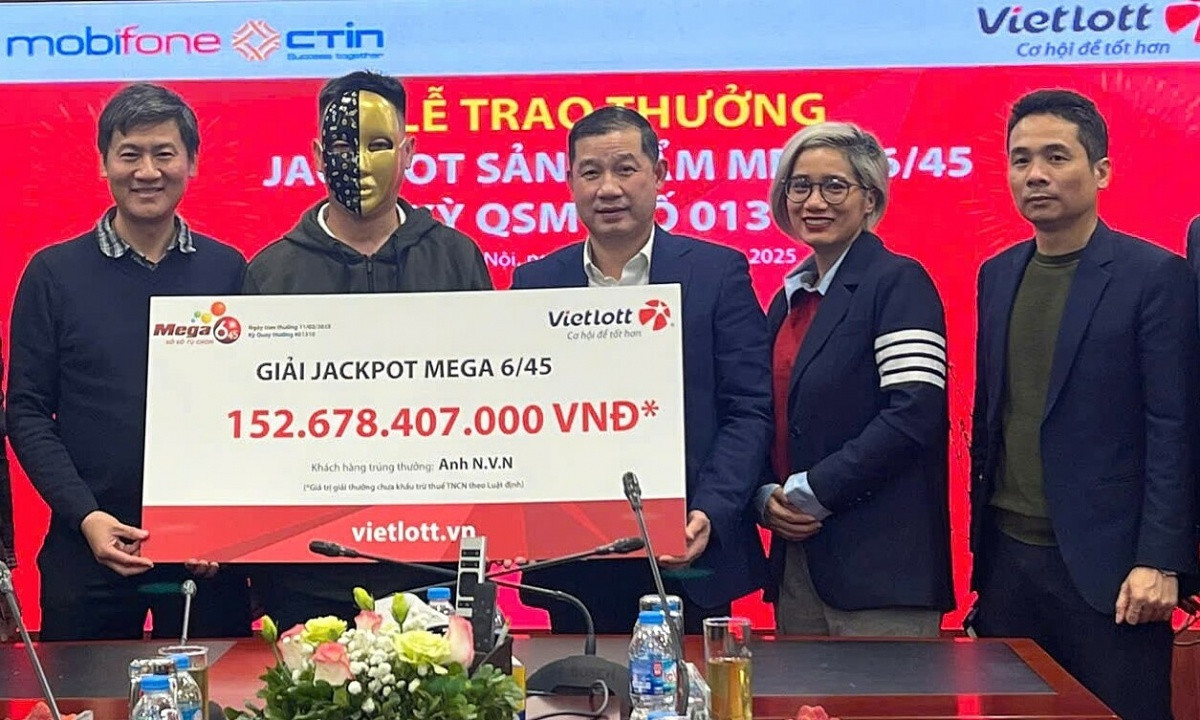 Trúng Vietlott độc đắc Jackpot Mega 6/45 lớn nhất 8 năm trị giá 152 tỷ, đàn ông giấu con mang tiền đi từ thiện