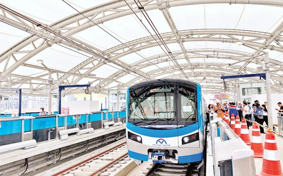Từ hôm nay 14/2, người dân đi tuyến Metro số 1 được phép thanh toán bằng thẻ của 25 ngân hàng này