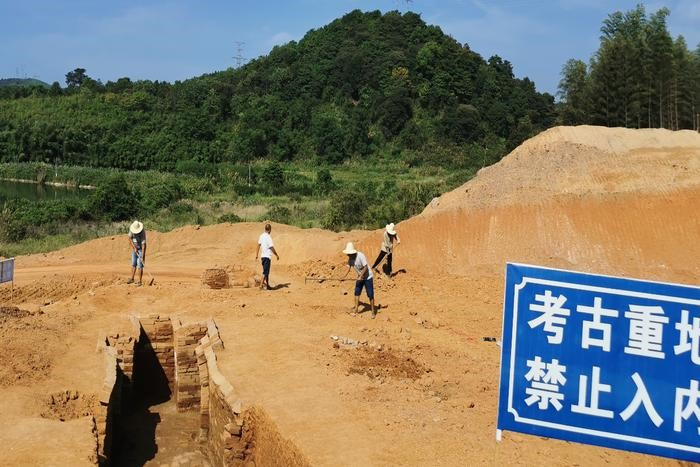 Phong tỏa khẩn cấp toàn bộ ngọn núi do ngôi mộ niên đại 900 năm bốc khói xanh kỳ lạ, người dân lập tức báo cảnh sát - ảnh 2