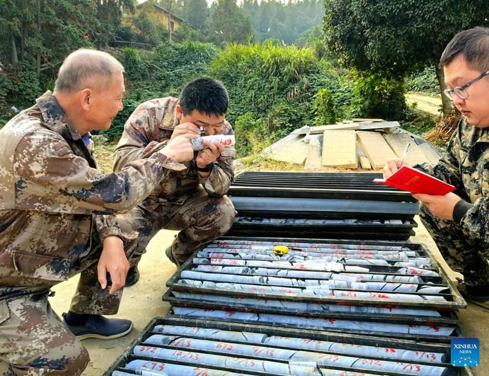 Công nhân phát hiện hơn 40 mạch vàng ở độ sâu 2.000m: Chuyên gia huy động công nghệ cao, mở khóa 'kho báu' 1.000 tấn vàng - ảnh 4