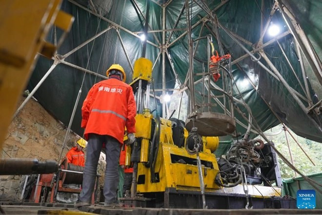 Công nhân phát hiện hơn 40 mạch vàng ở độ sâu 2.000m: Chuyên gia huy động công nghệ cao, mở khóa 'kho báu' 1.000 tấn vàng - ảnh 2