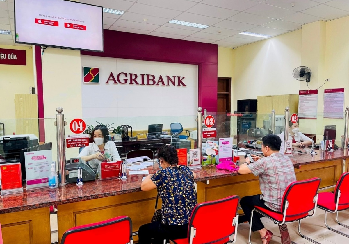 Cặp vợ chồng đến ngân hàng yêu cầu chuyển khoản 200 triệu cho con gái, nhân viên Agribank bất ngờ từ chối - Chuyện gì đã xảy ra?