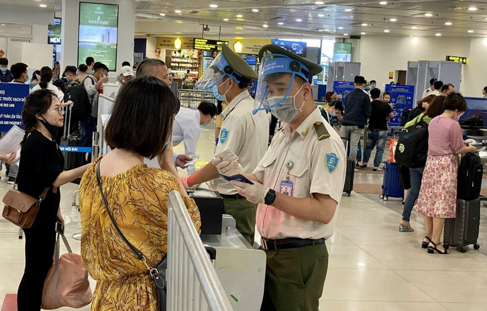 Bộ Công an khuyến cáo những người này bắt buộc phải làm lại thẻ căn cước, hộ chiếu - ảnh 2