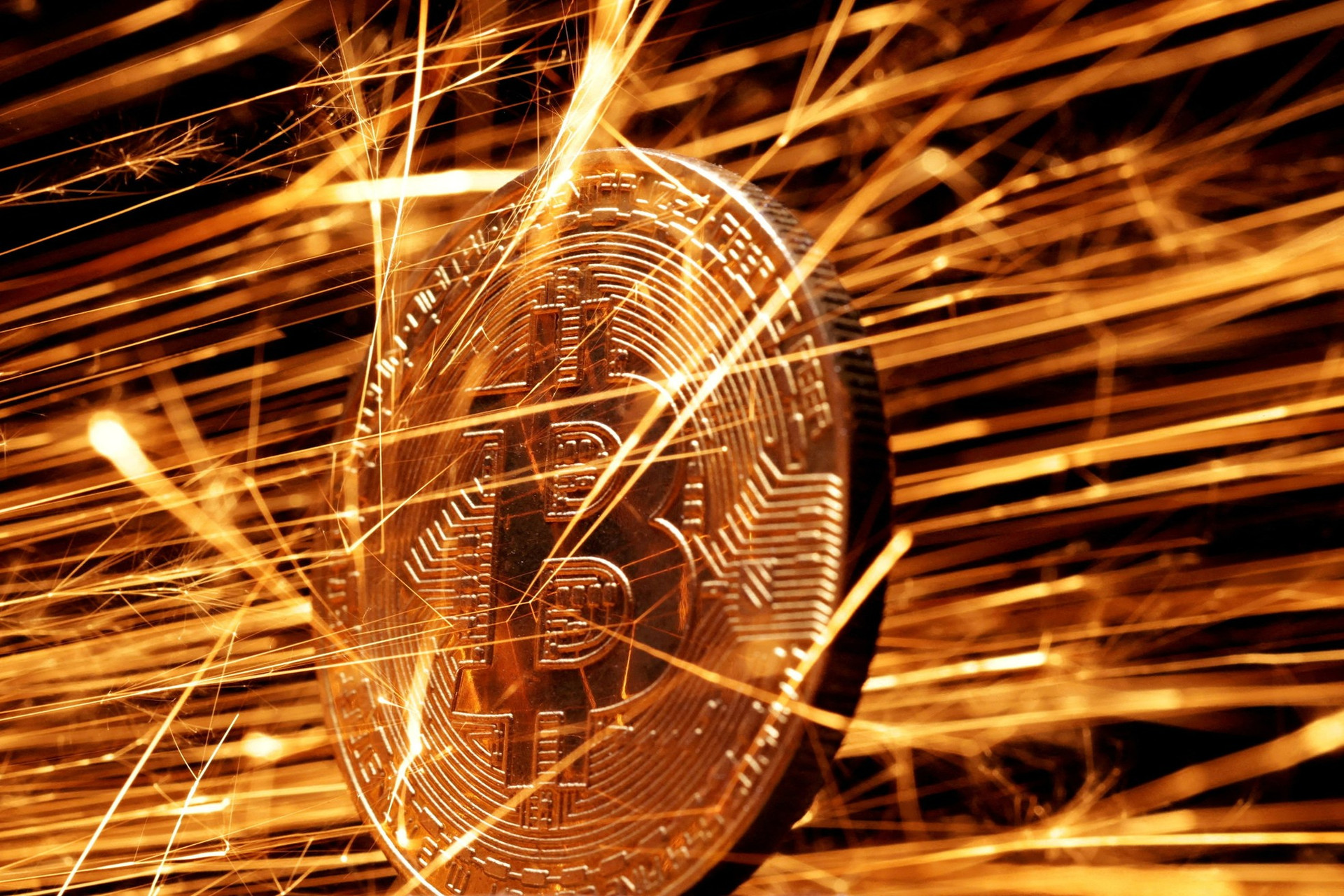 Ông Trump khiến giá bitcoin tăng sốc, vàng biến động ảnh 1