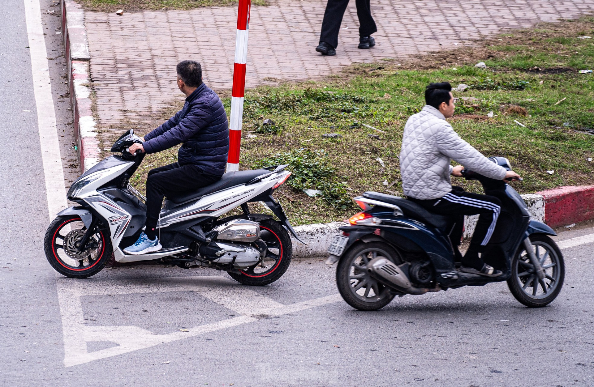 Ô tô che biển số, xe máy vượt đèn đỏ, đi ngược chiều trên phố Hà Nội ảnh 9