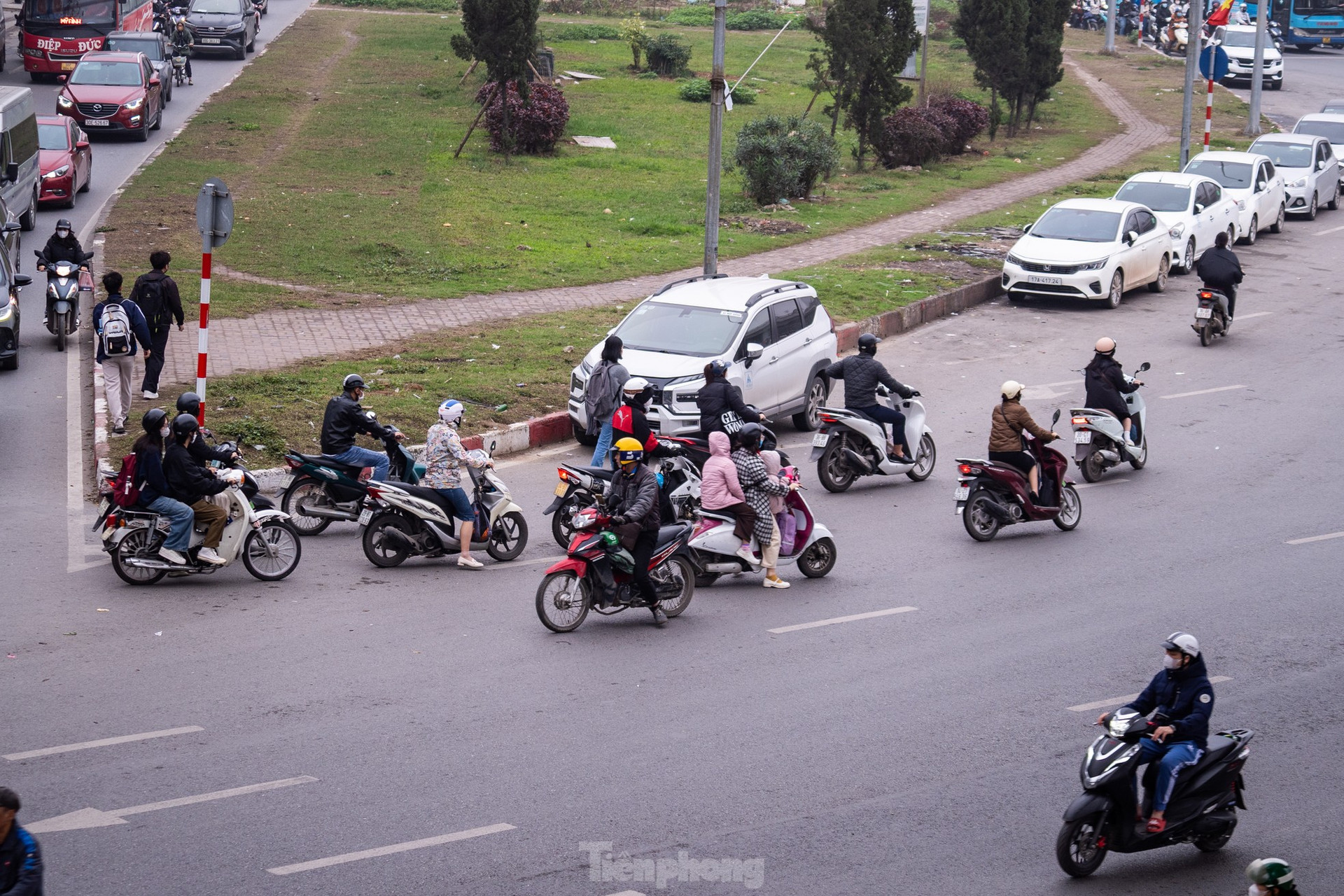 Ô tô che biển số, xe máy vượt đèn đỏ, đi ngược chiều trên phố Hà Nội ảnh 7