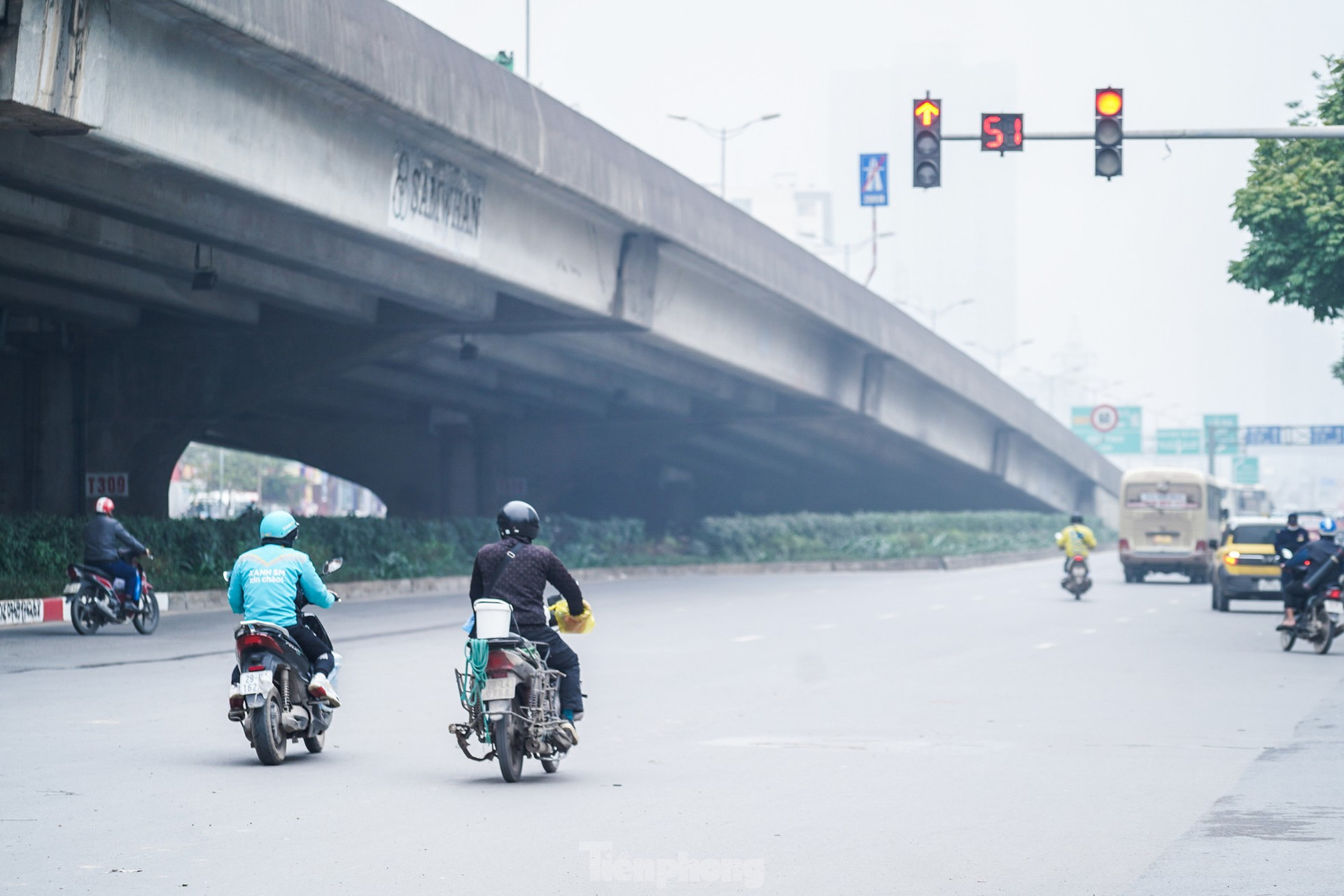 Ô tô che biển số, xe máy vượt đèn đỏ, đi ngược chiều trên phố Hà Nội ảnh 4