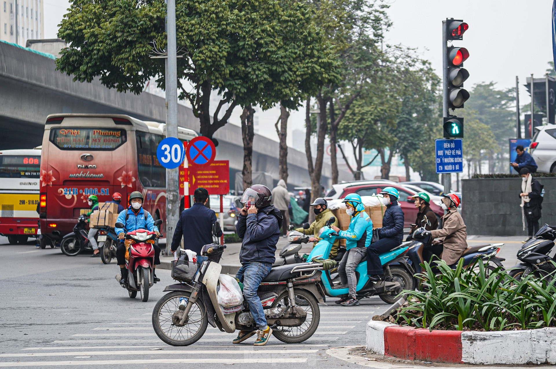 Ô tô che biển số, xe máy vượt đèn đỏ, đi ngược chiều trên phố Hà Nội ảnh 3