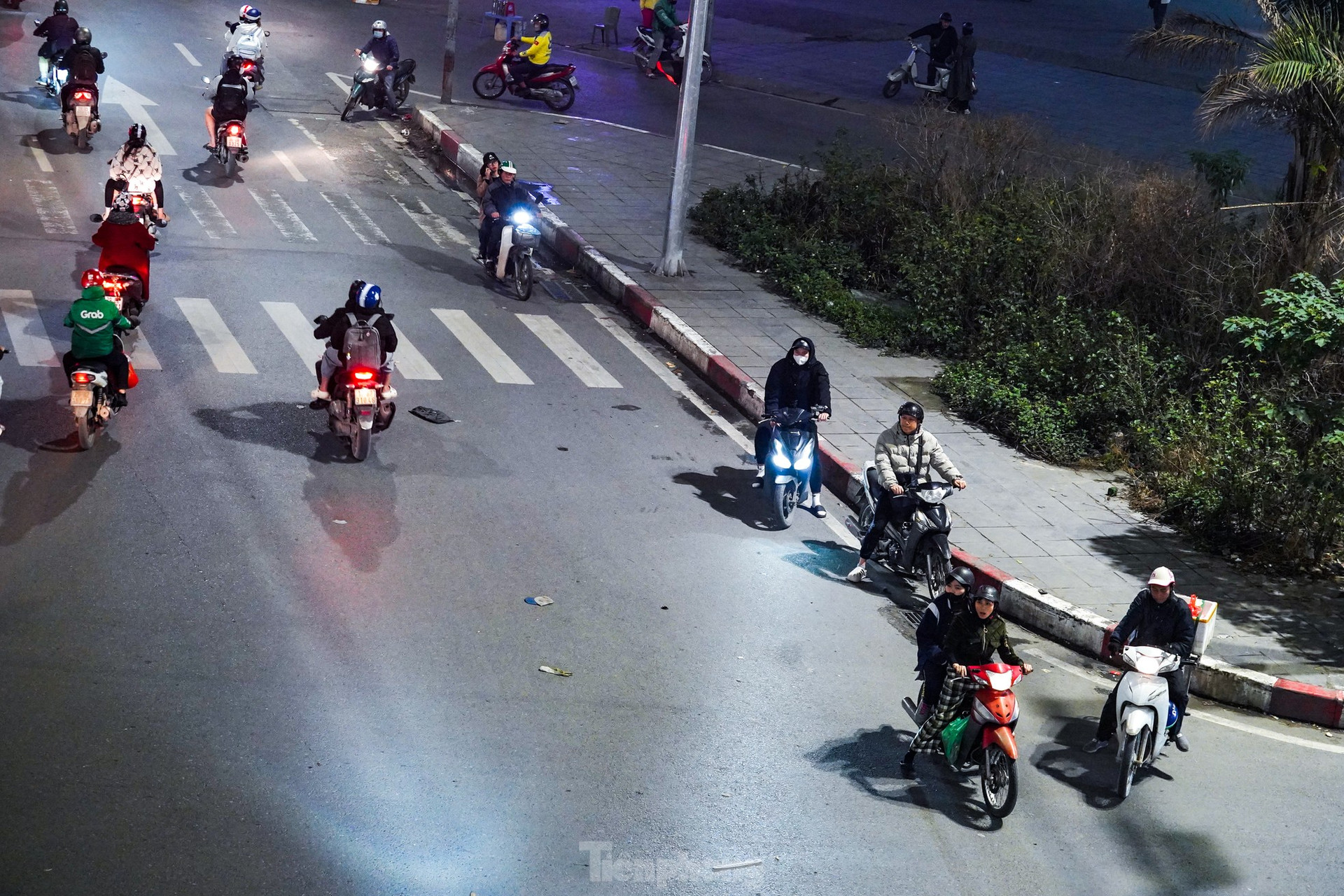 Ô tô che biển số, xe máy vượt đèn đỏ, đi ngược chiều trên phố Hà Nội ảnh 17