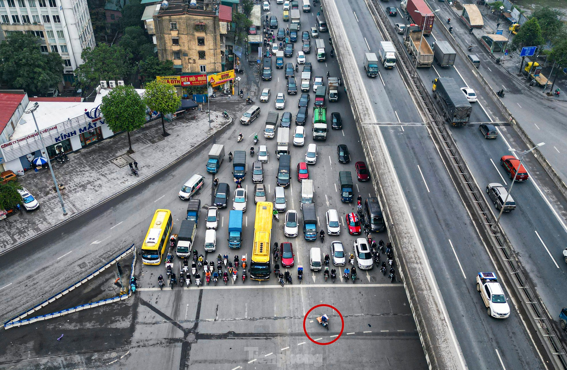 Ô tô che biển số, xe máy vượt đèn đỏ, đi ngược chiều trên phố Hà Nội ảnh 5