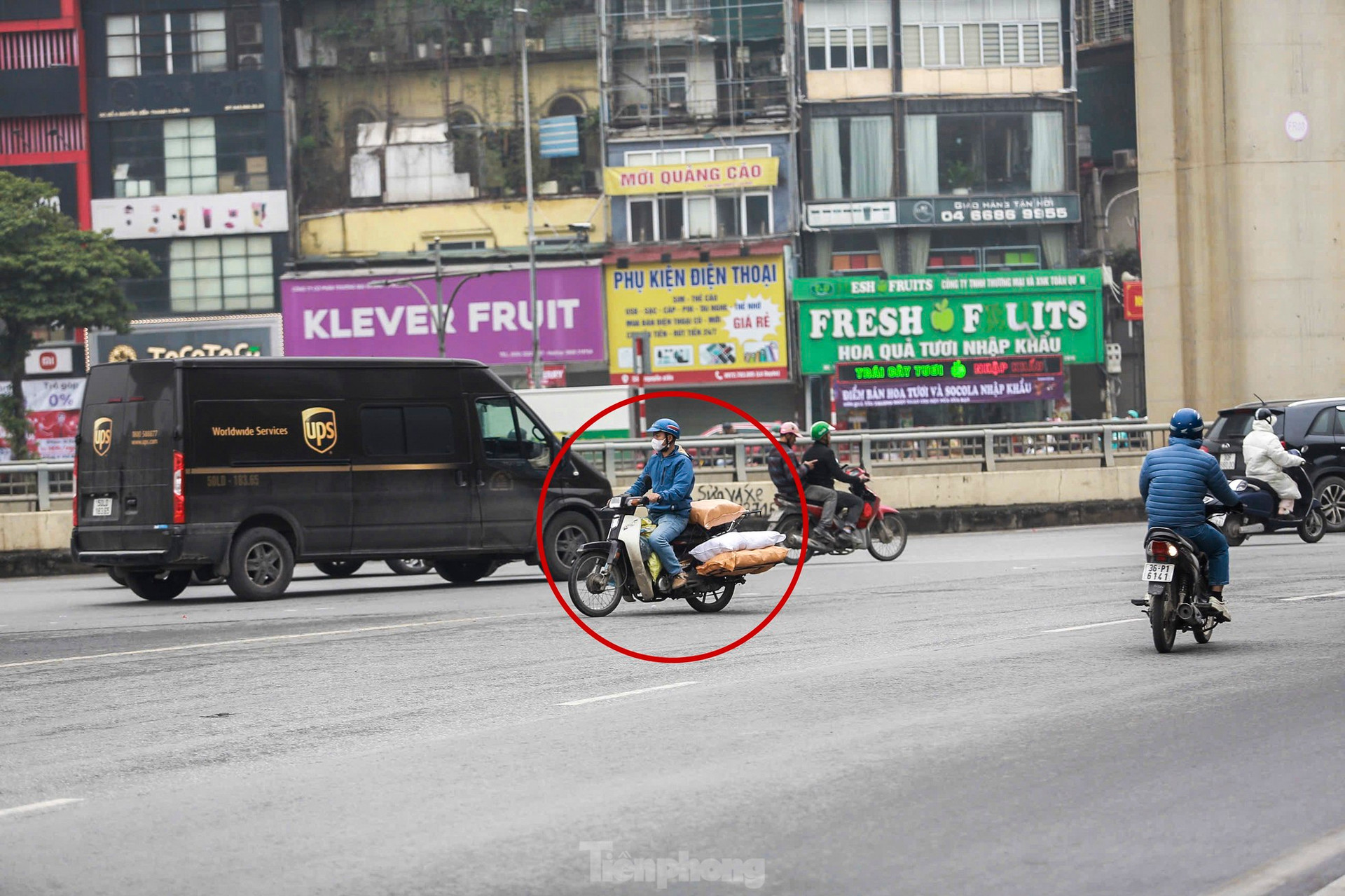 Ô tô che biển số, xe máy vượt đèn đỏ, đi ngược chiều trên phố Hà Nội ảnh 6